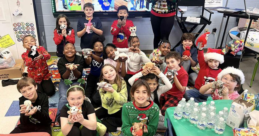 photo of Worthy-Bonner’ students with Beanie Babies